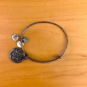 Endless knot bracelet
